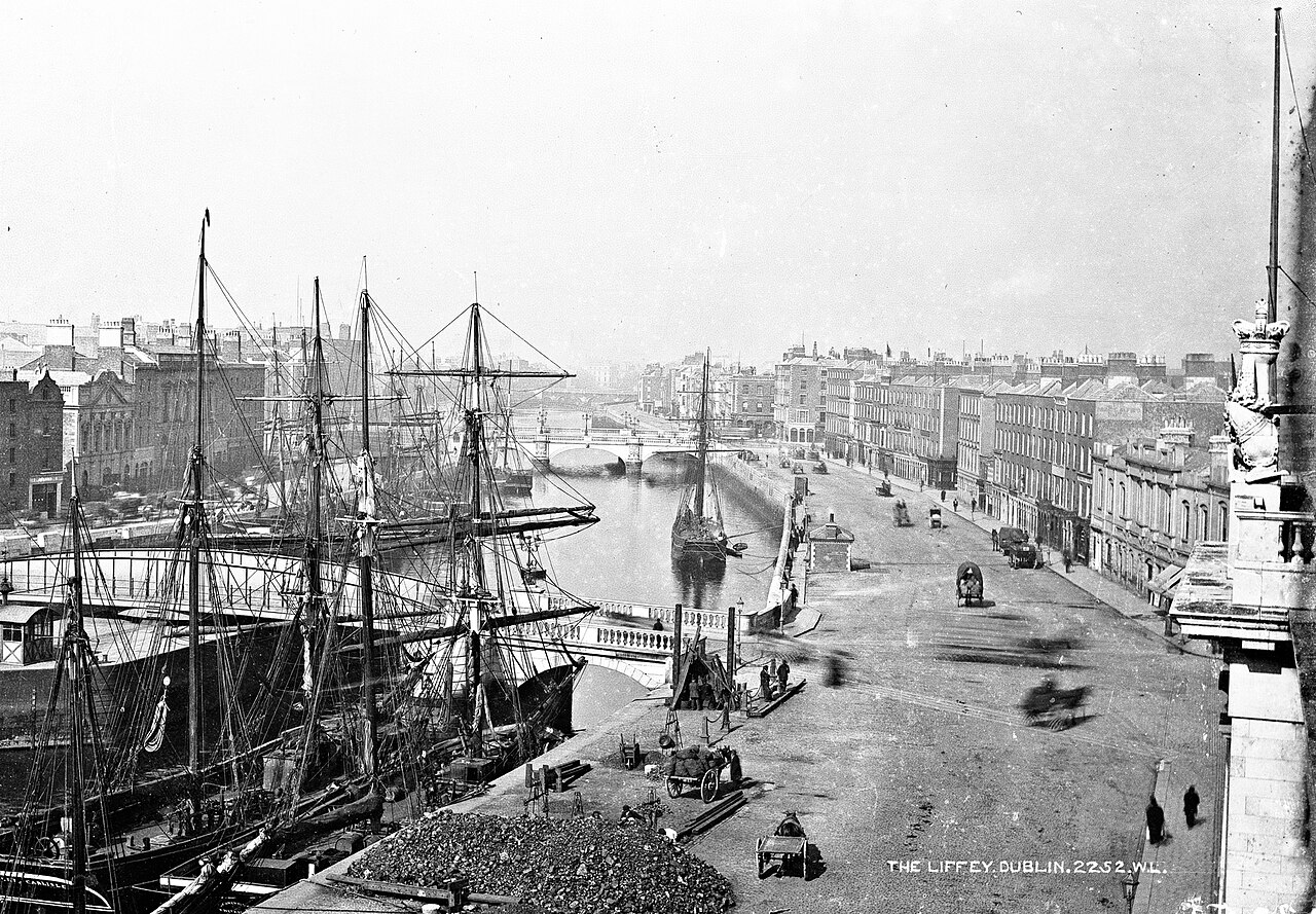 Early twentieth-century photograph of Cabman's shelter, near Butt Bridge