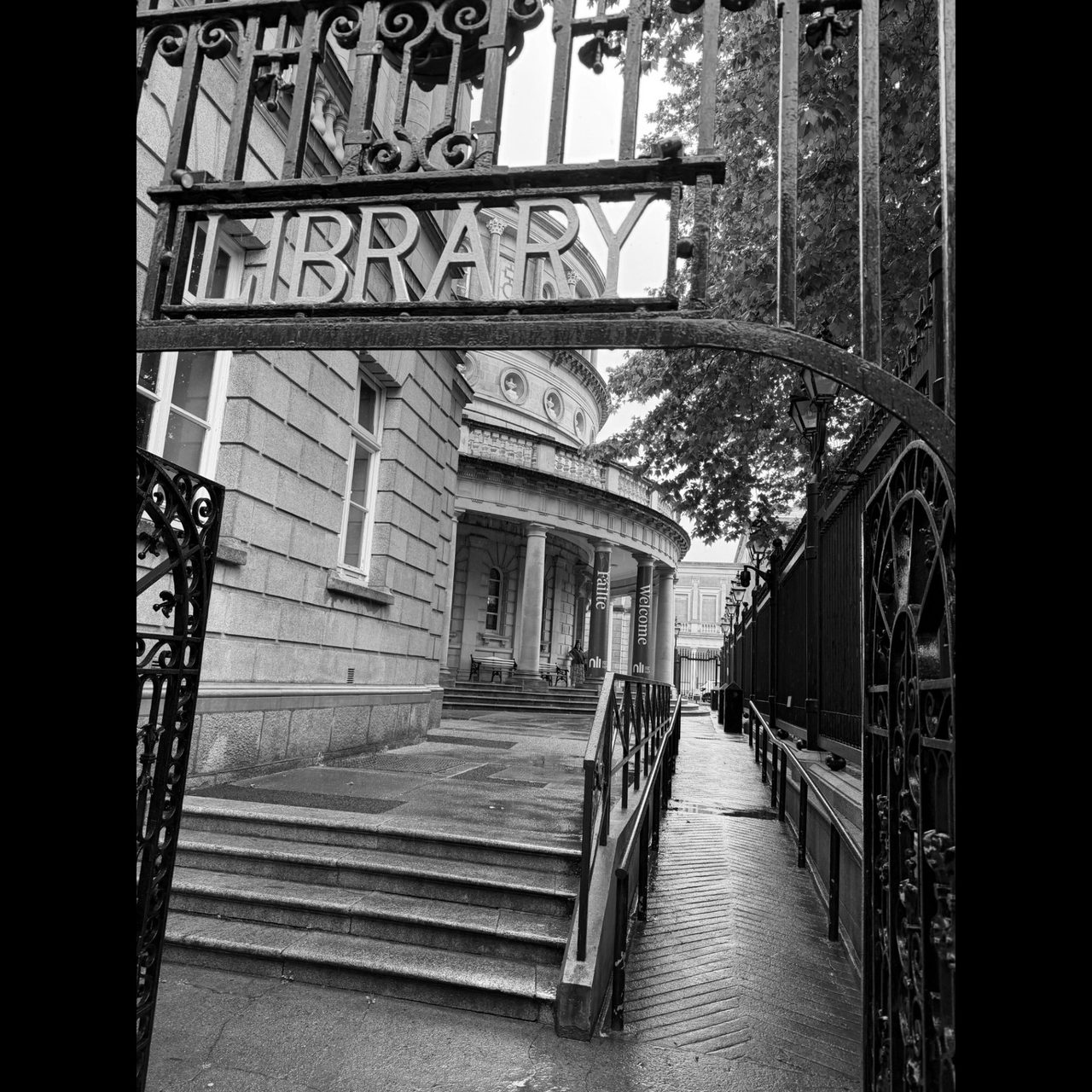Early twentieth-century photograph of National Library of Ireland